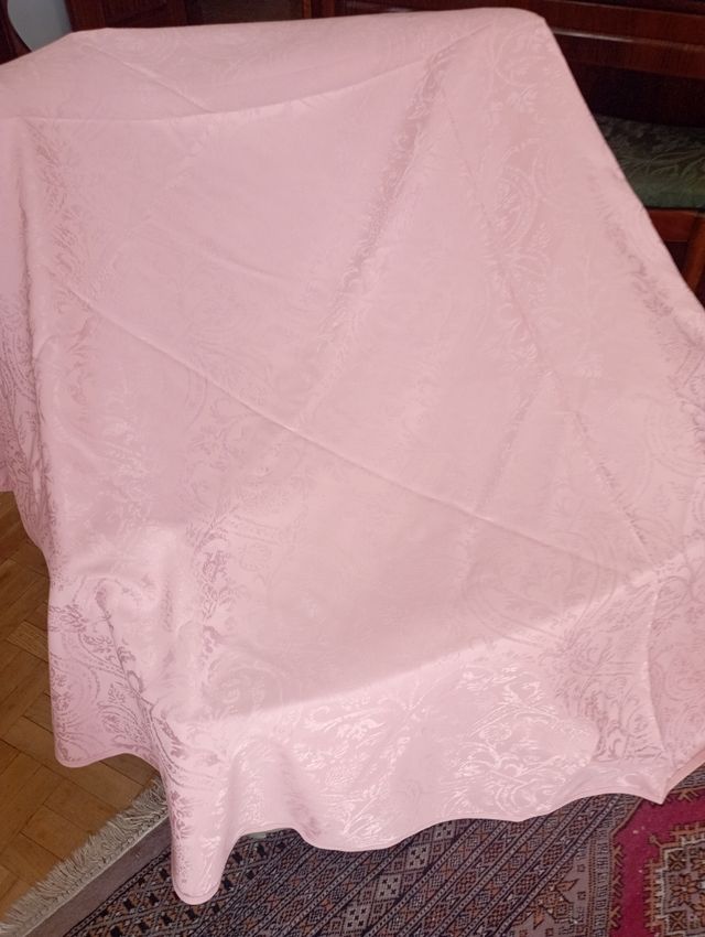 Mantel para mesa o para una mesa-camilla.