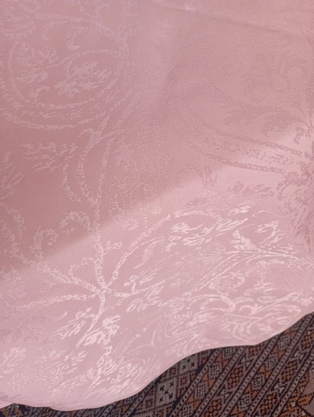 Mantel para mesa o para una mesa-camilla.