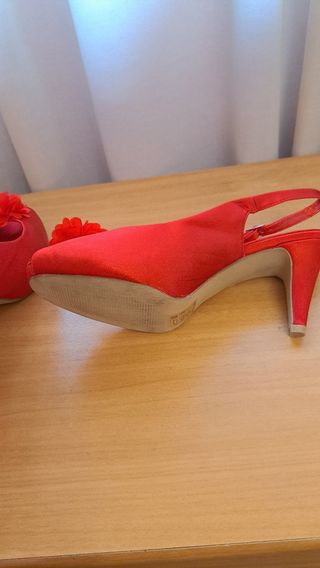 Zapatos rojos de raso