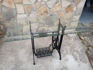 Mesa cristal con pie de màquina de coser