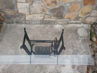 Mesa cristal con pie de màquina de coser
