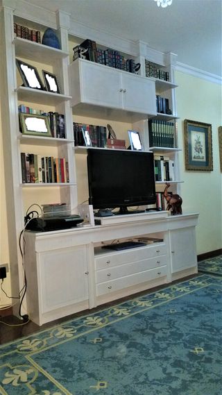 Libreria salón con TV articulada