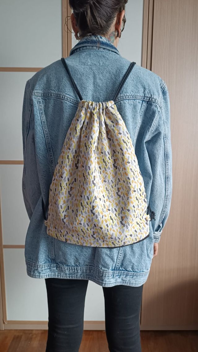 Mochila chispas amarillas.