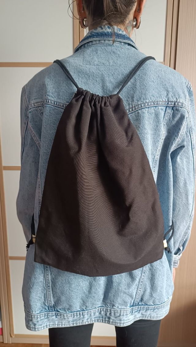 Mochila chispas amarillas.