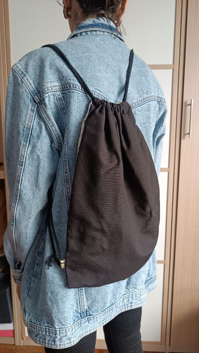 Mochila chispas amarillas.