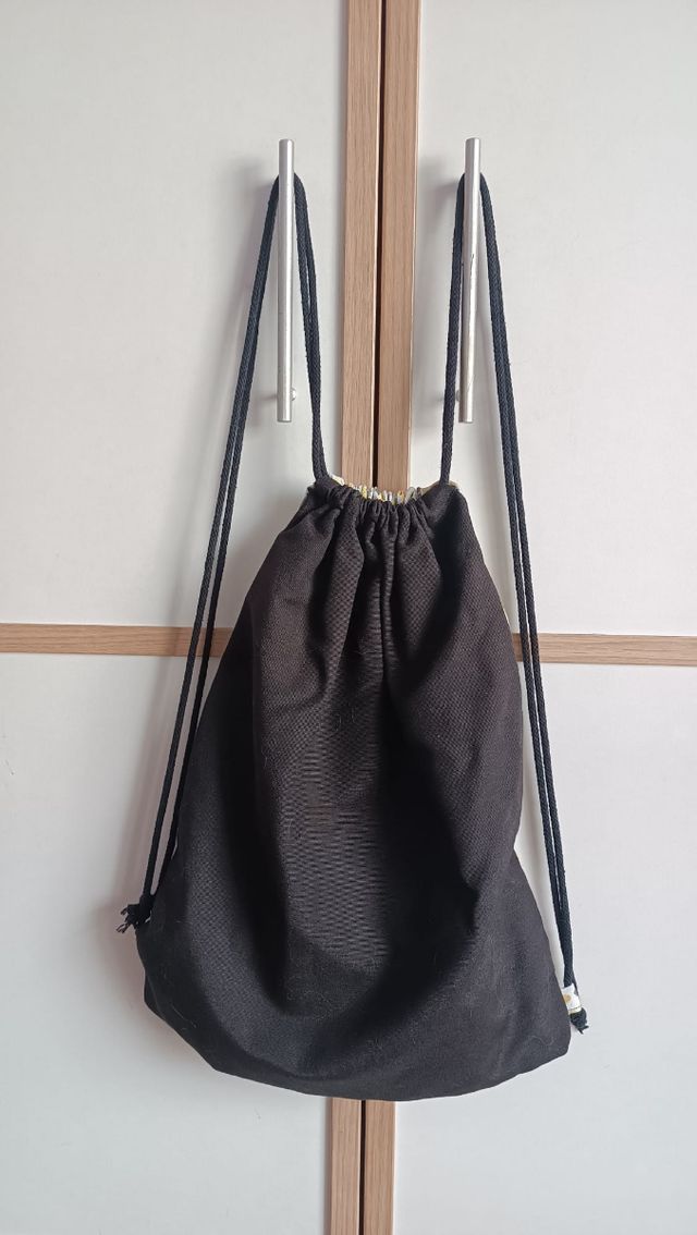 Mochila chispas amarillas.