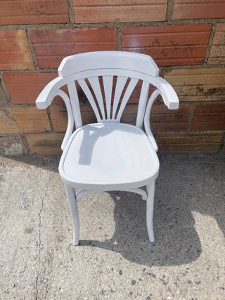 Lote sillas madera blanca thonet apoyabrazos mesas
