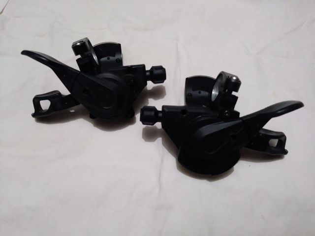Pareja de pulsadores Shimano Deore 2/3 x 10 v.