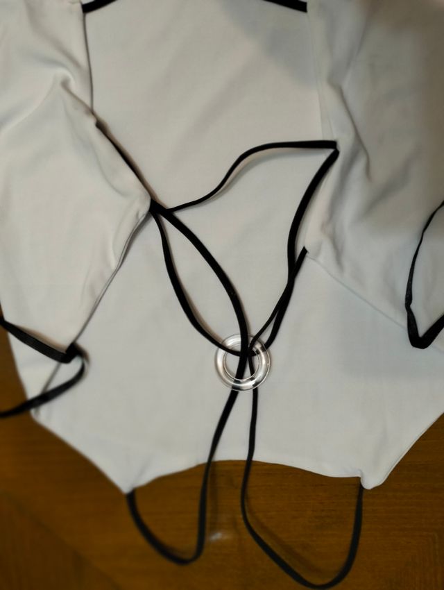 Top corto,muy bonito. La espalda va descubierta y