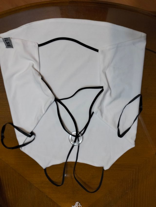 Top corto,muy bonito. La espalda va descubierta y