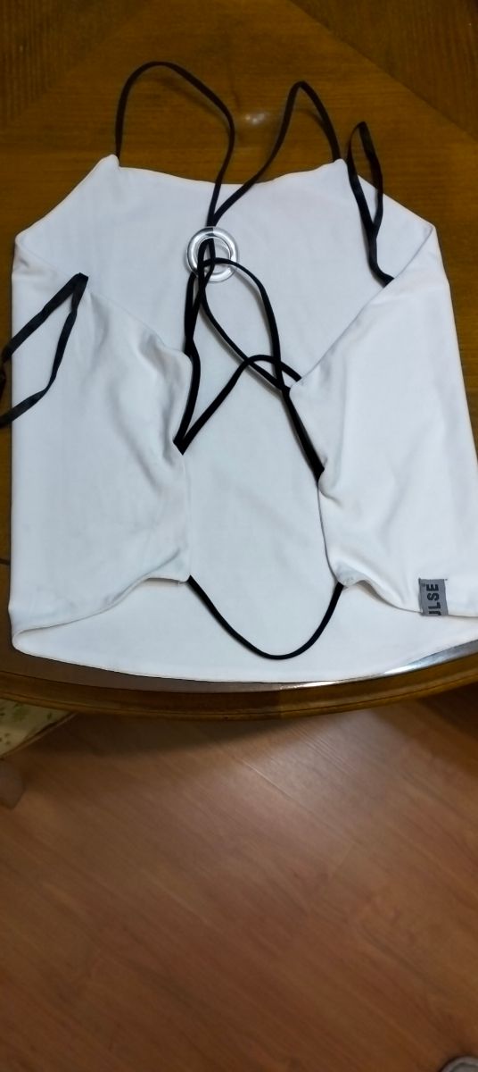 Top corto,muy bonito. La espalda va descubierta y