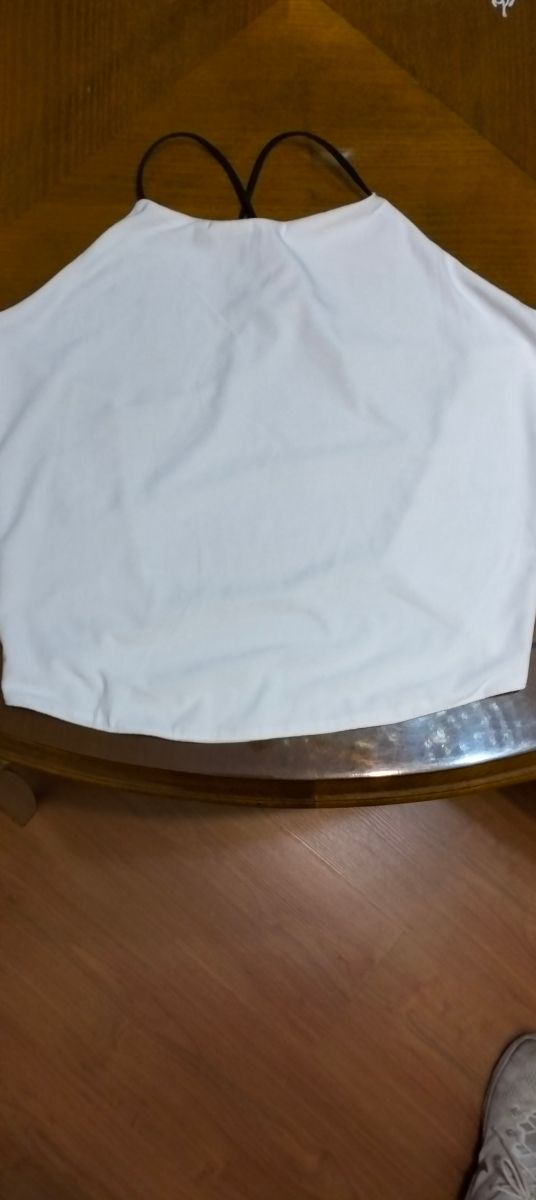 Top corto,muy bonito. La espalda va descubierta y