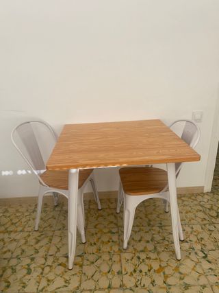 Conjunto de mesa y dos sillas