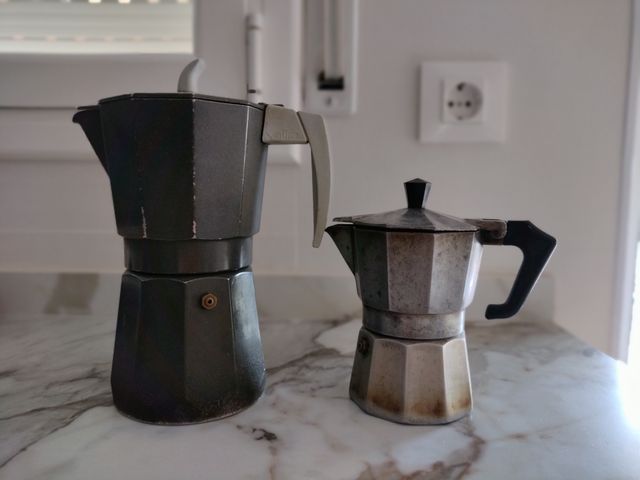 Dos cafeteras italianas