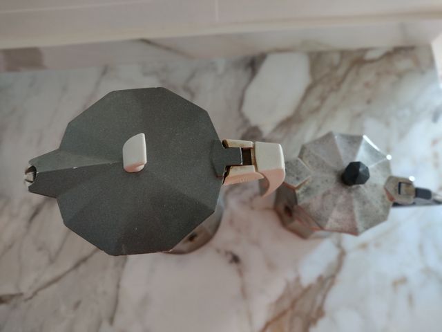 Dos cafeteras italianas