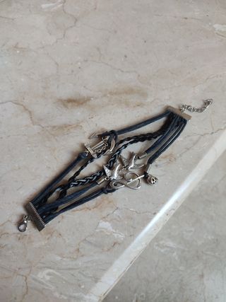 Pulsera de cuero y acero negra