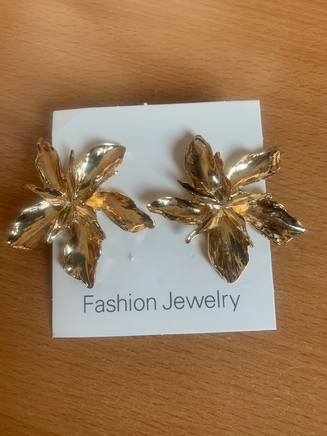 Pendientes dorados flor