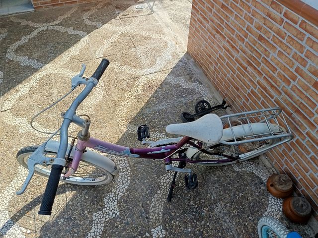 bicicleta niña 25€

