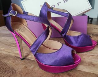 Sandalias de tacón. Marca NORA