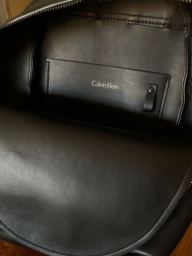 Mochila Calvin Klein unisex piel..

