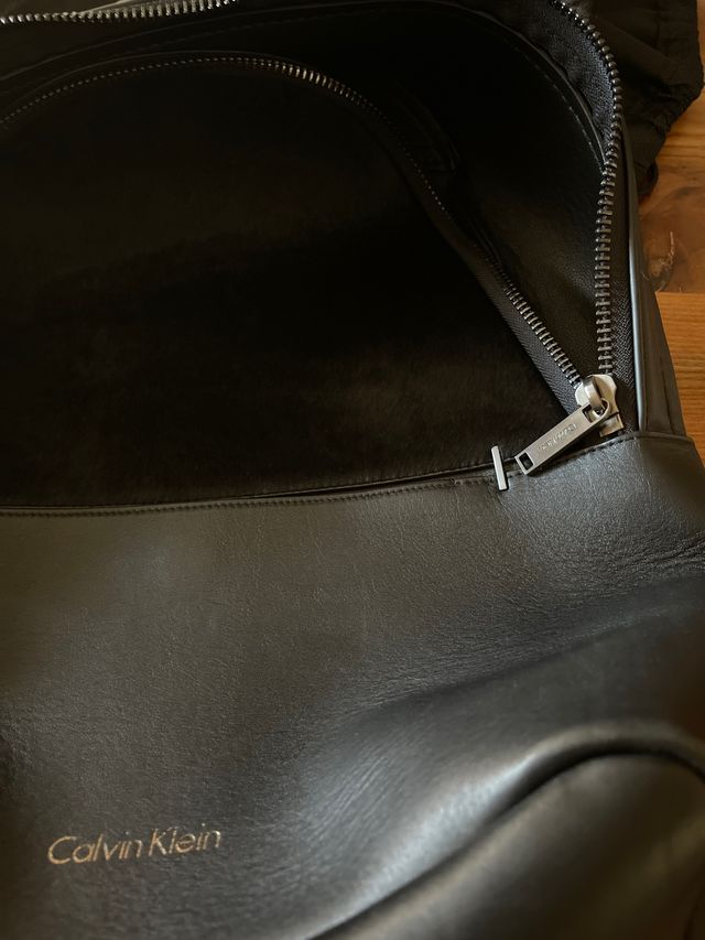Mochila Calvin Klein unisex piel..


