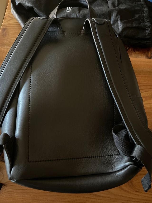 Mochila Calvin Klein unisex piel..


