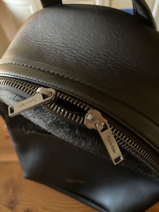 Mochila Calvin Klein unisex piel..

