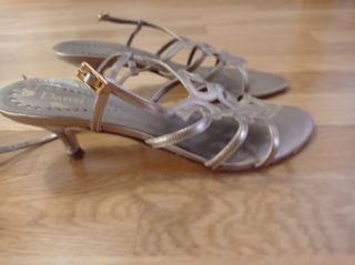 Sandaliade piel dorada