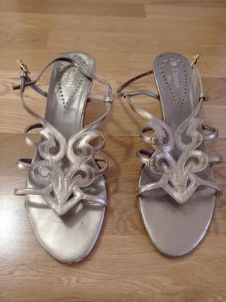 Sandaliade piel dorada