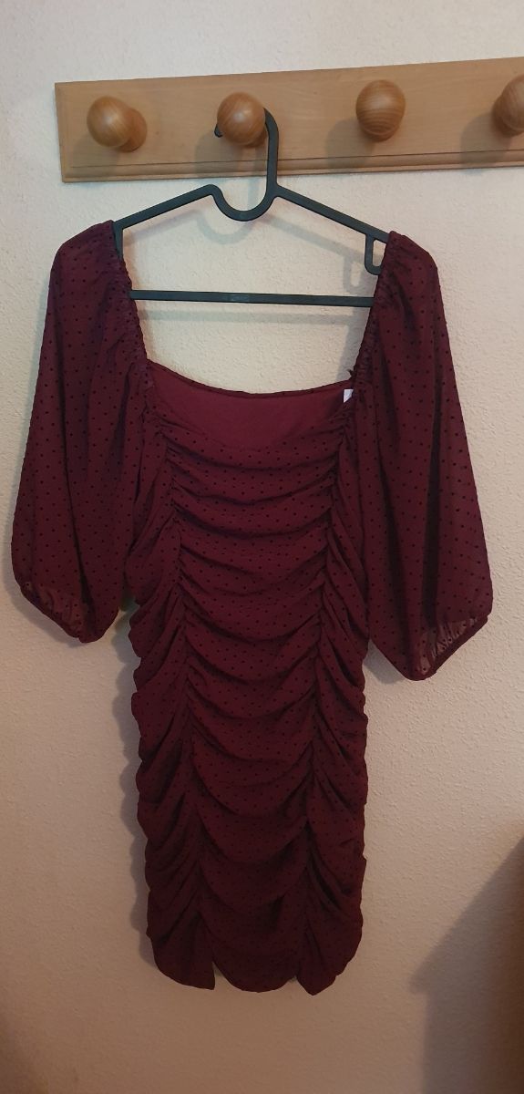 Vestido granate con lunares negros