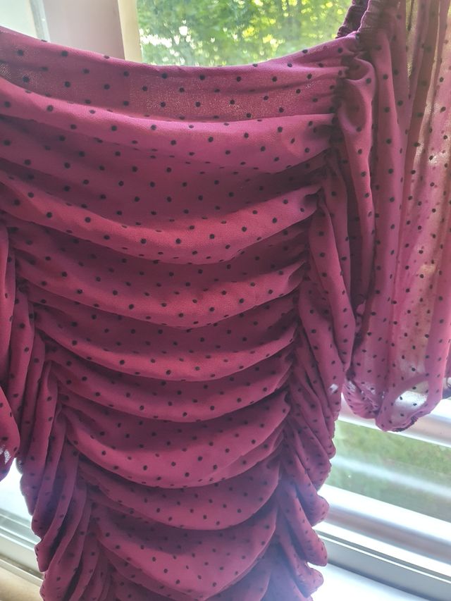 Vestido granate con lunares negros