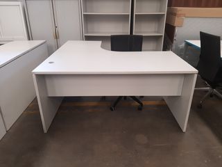 Mesa escritorio despacho con ala y faldón. Ref M57