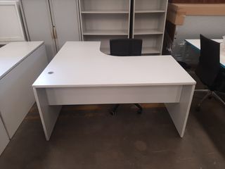 Mesa escritorio despacho con ala y faldón. Ref M57