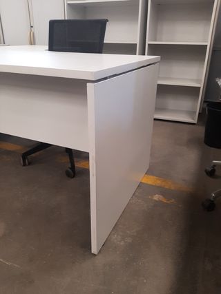 Mesa escritorio despacho con ala y faldón. Ref M57