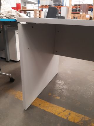 Mesa escritorio despacho con ala y faldón. Ref M57