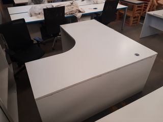 Mesa escritorio despacho con ala y faldón. Ref M57