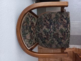 Butaca de madera tapizada