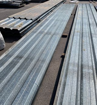 Chapa metálica cubierta usada de ocasión