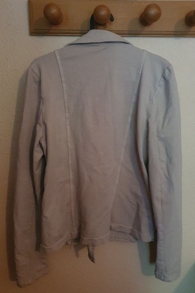 Chaqueta tipo cazadora color piedra