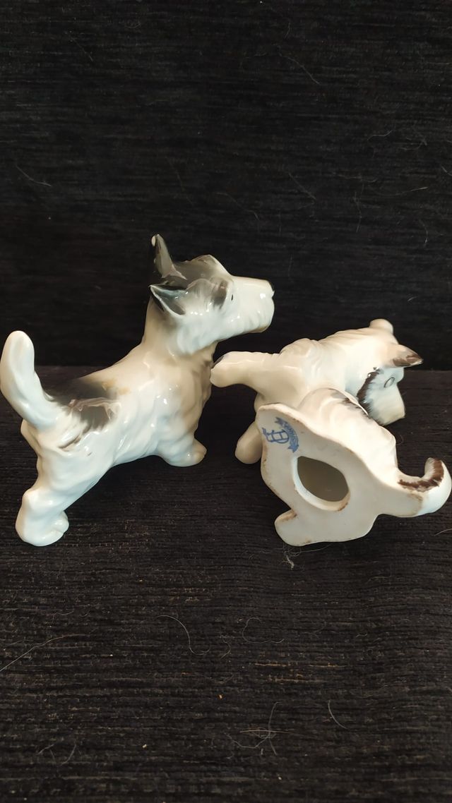 2 figuras de porcelana perros