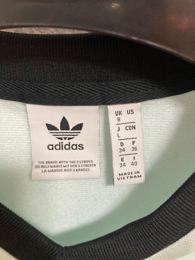 Camiseta Adidas modelo unidades limitadas