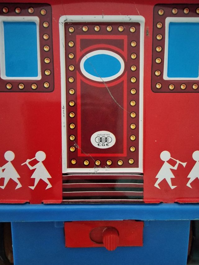 Preciosa locomotora hojalata pilas 31x25x15