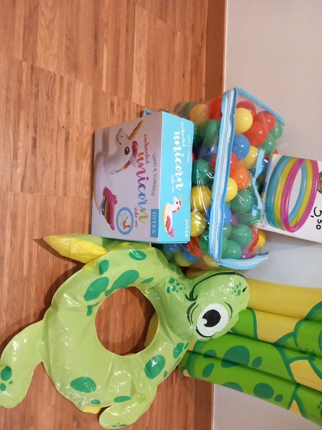 Flotador unicornio + piscina bebés + tortuga. 12€