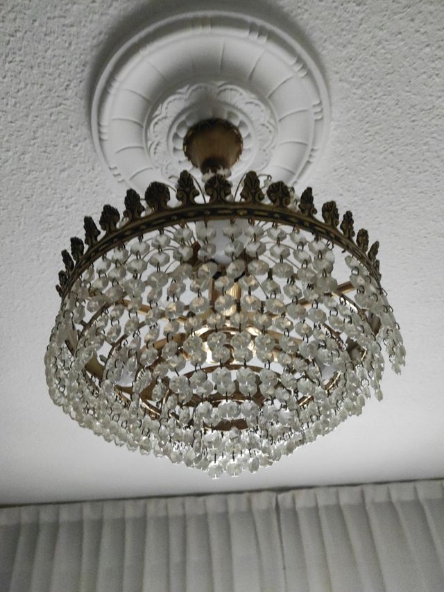 Lampara de techo y dos lámparas de mesita . Todo