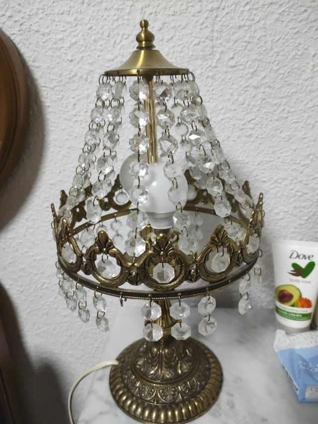 Lampara de techo y dos lámparas de mesita . Todo