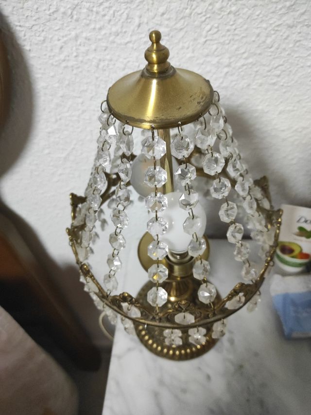 Lampara de techo y dos lámparas de mesita . Todo