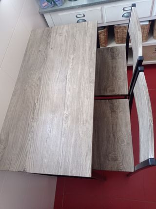 Mesa alta + 2 sillas altas