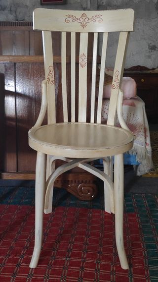 Silla antigua restaurada.