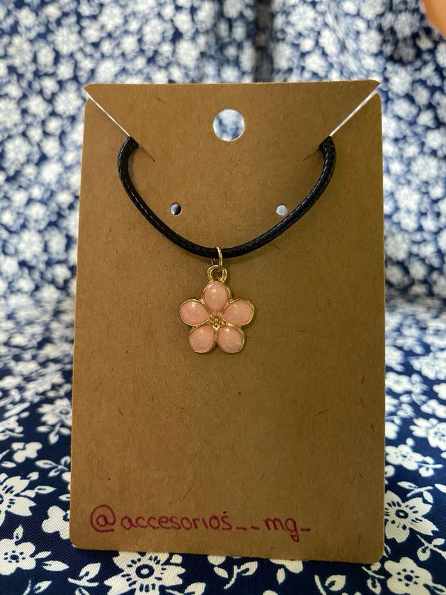 Colgante flor rosa con cordon