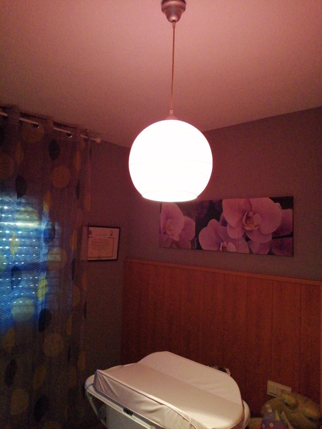 Lámpara dormitorio morada cristal